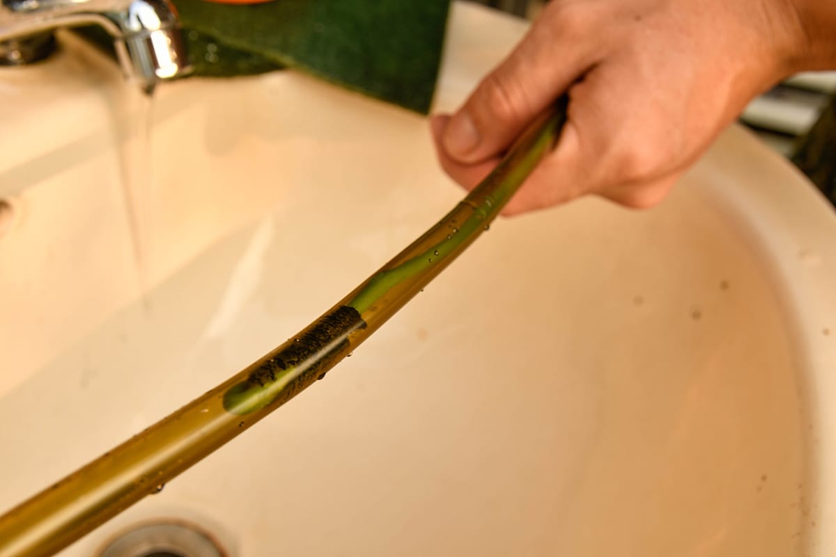 將刷具插入水管內部,刷掉水管內壁的髒污!傲骨戰術裝備屋