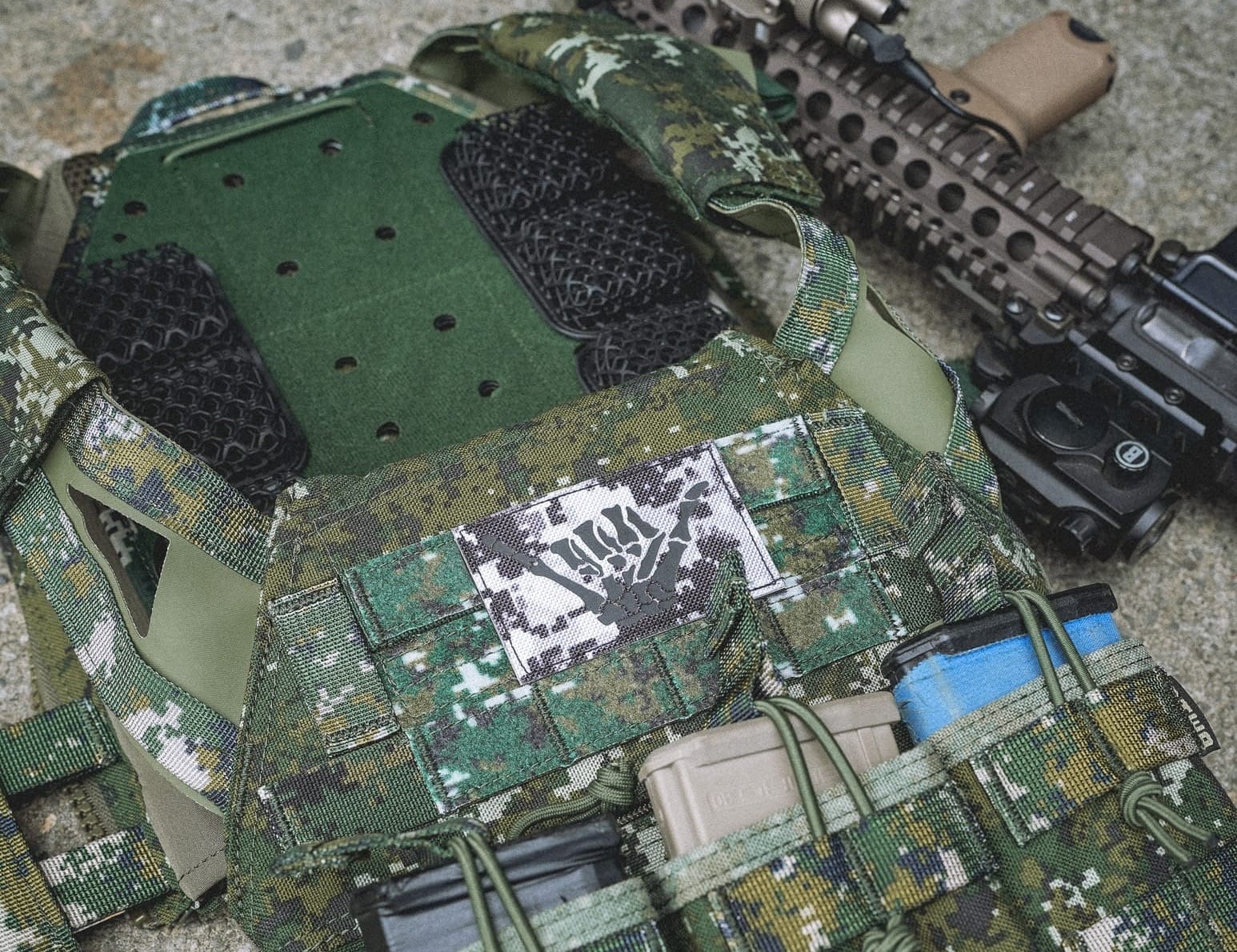 微晶格背心墊,高密度氣孔設計,可使用在 CV105 等戰術背心上。圖片:傲骨戰術裝備屋