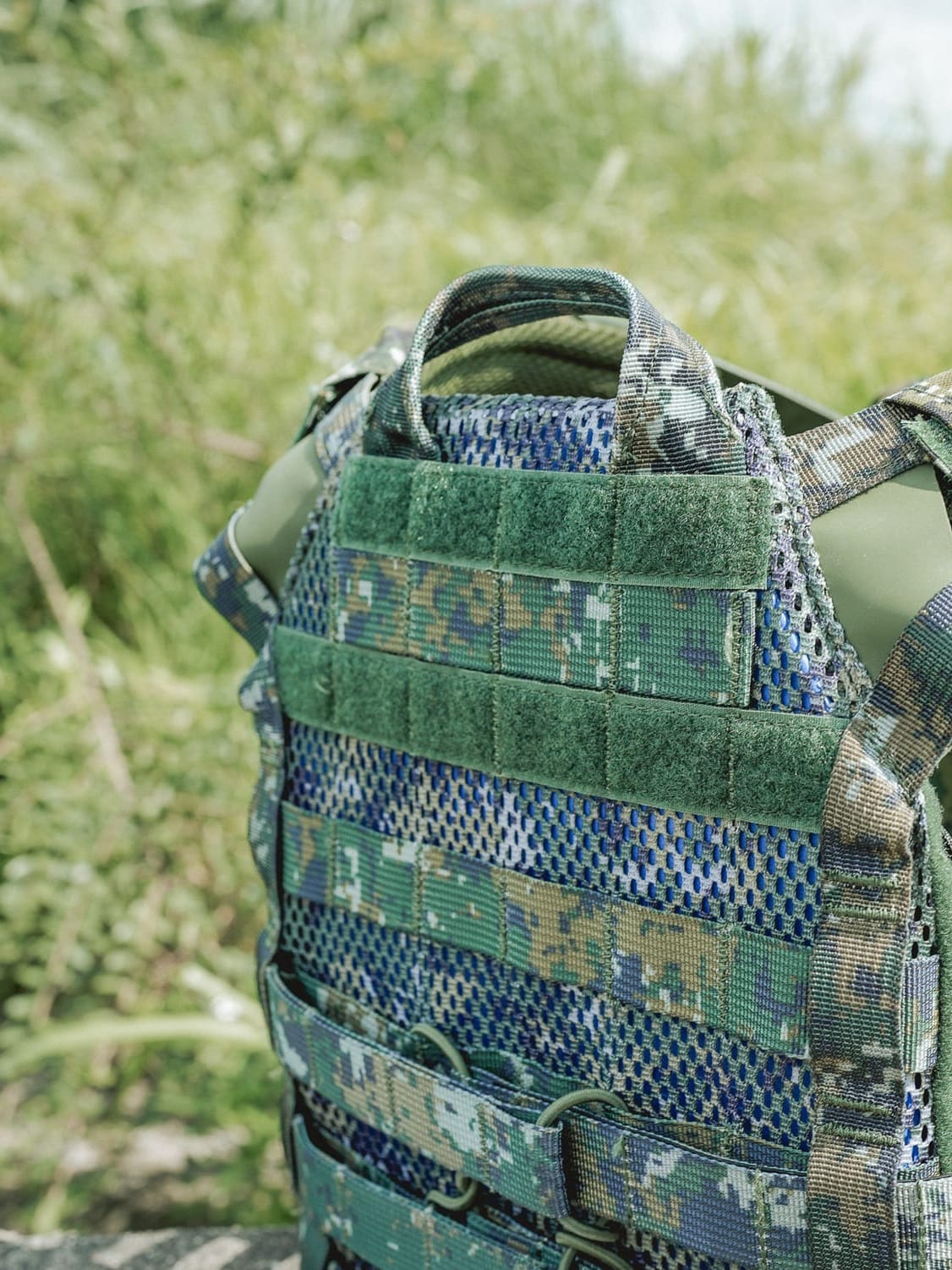 水際版 JPC 快速排水布料,取代傳統尼龍布料因為吸水而變重的問題,達到極致輕盈。圖片:傲骨裝備屋