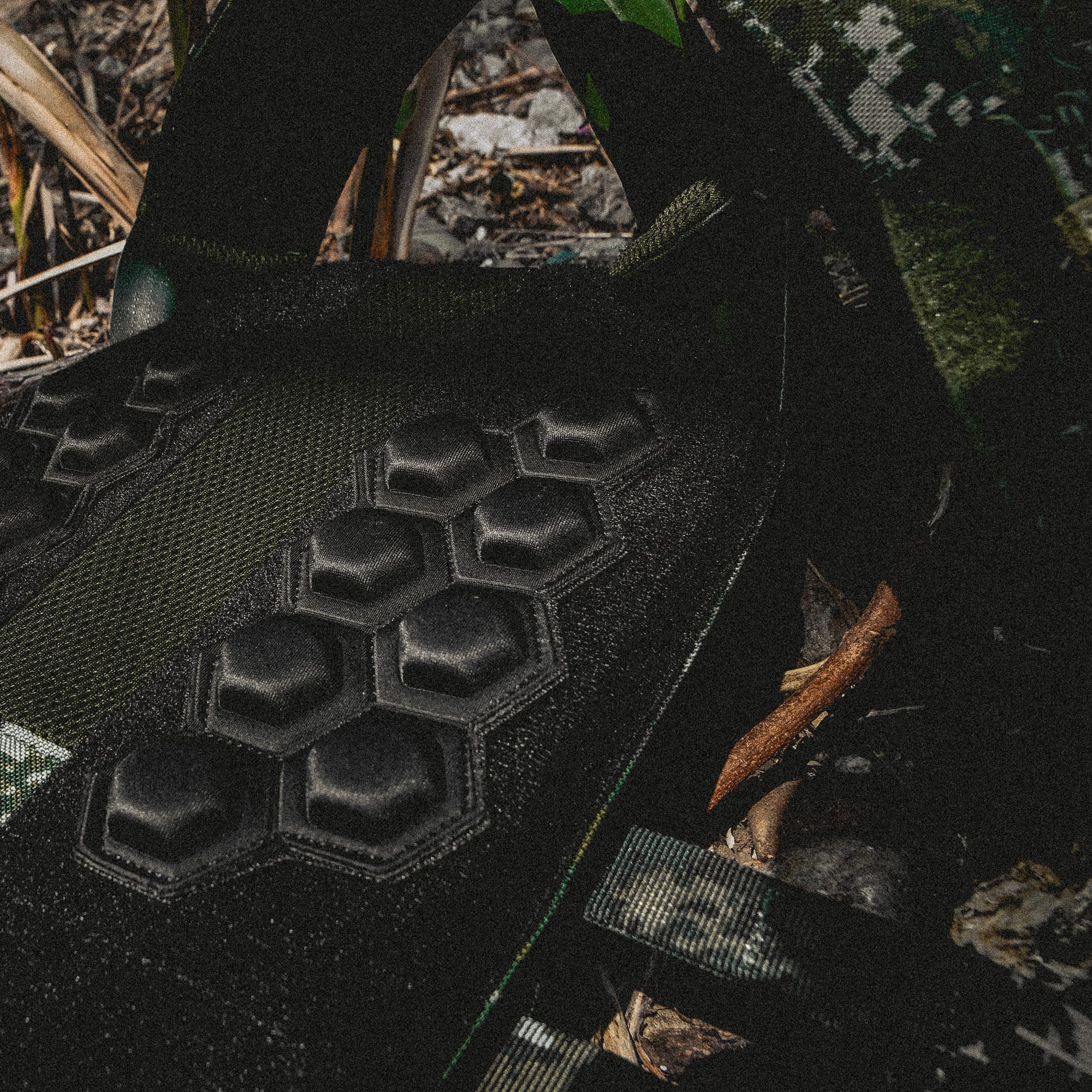 六角形蜂巢墊,是 CPC 背心的標準配備,強化支撐性以及基礎的氣流通道,強化散熱