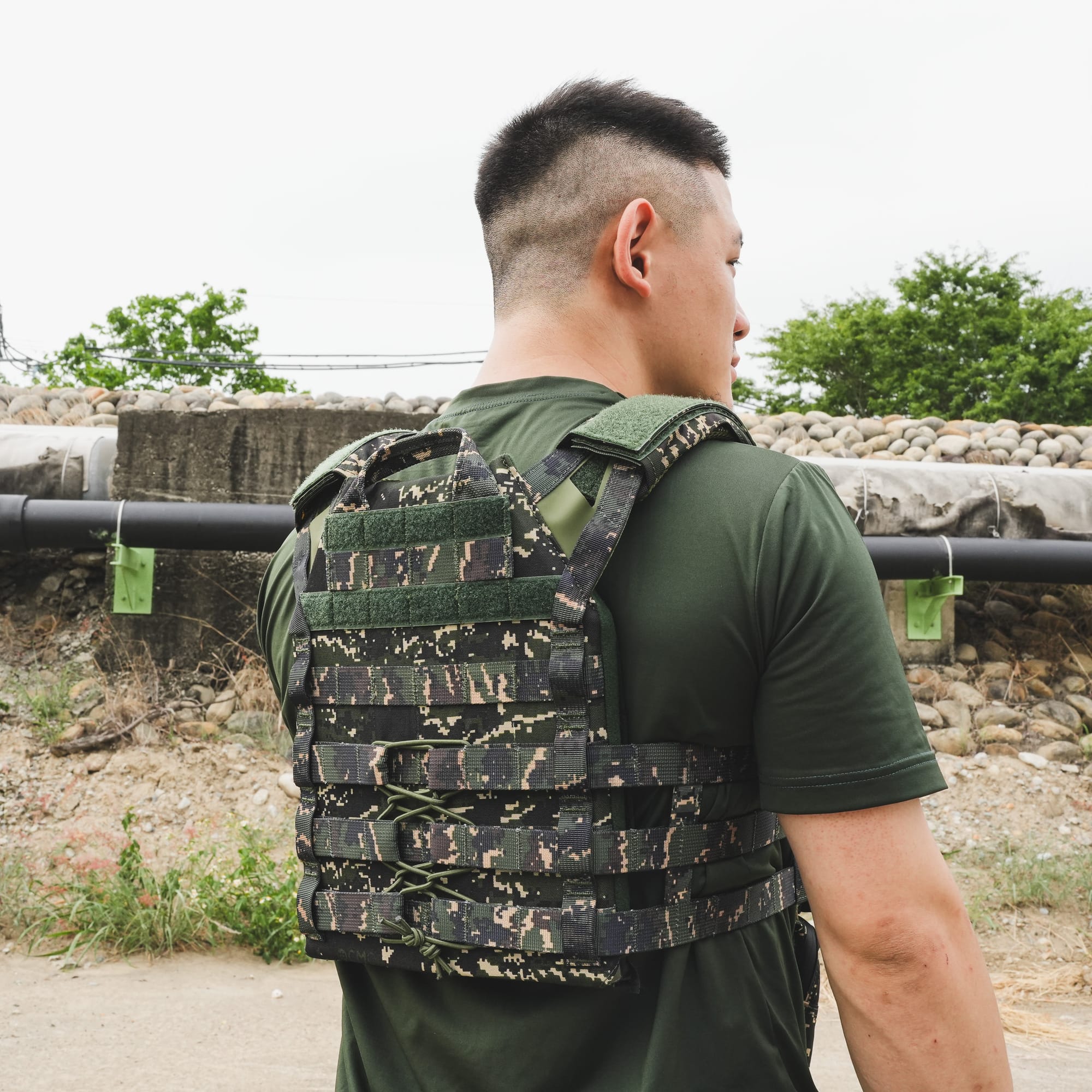 JPC 採用極簡約的剪裁以及裝載系統,讓背心保持輕量,讓訓員在任務間保持動作靈活。圖:傲骨裝備屋