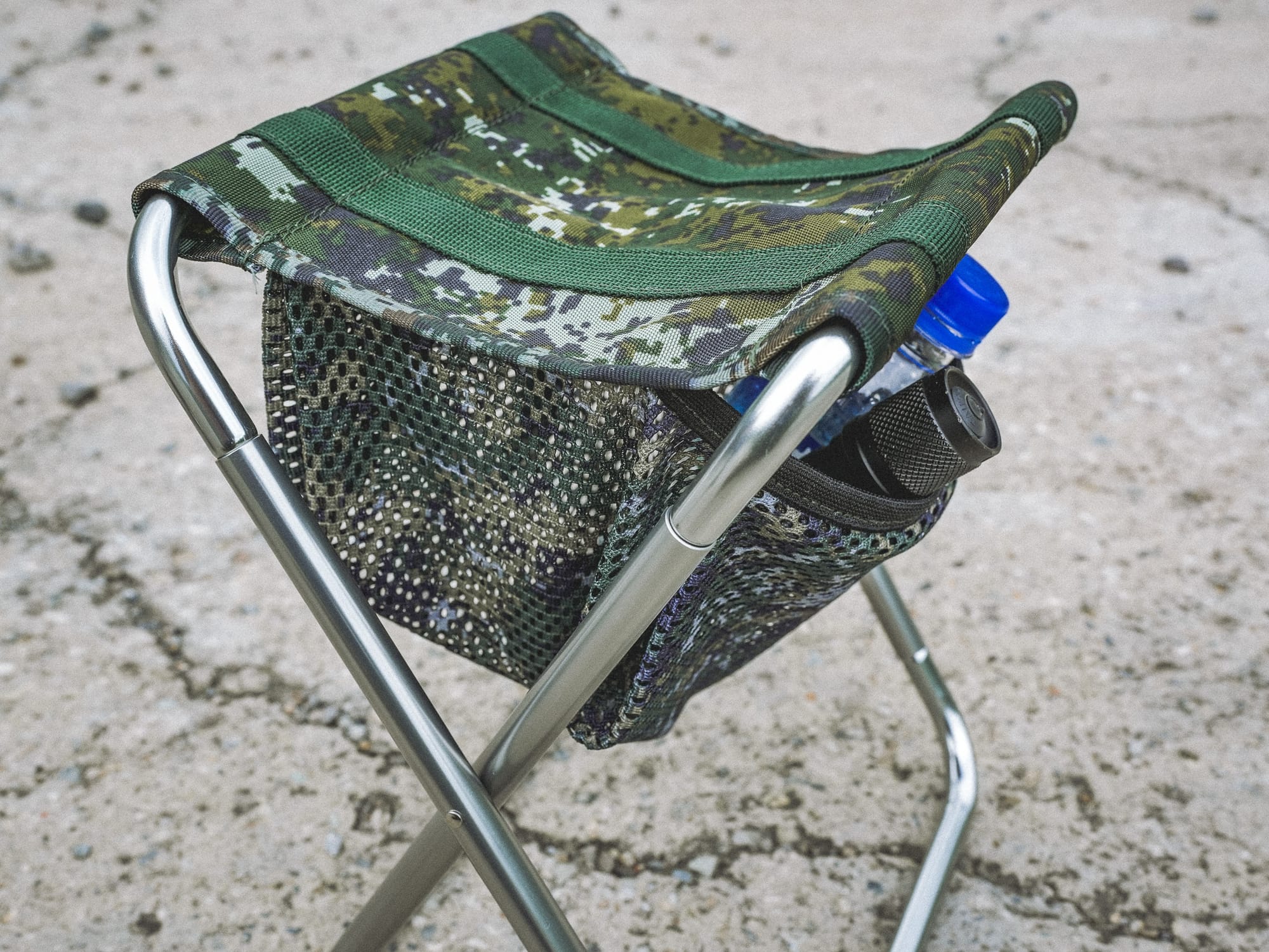 傲骨戰術折疊椅第二代，下方設計置物網，隨手塞入補給小物，保持零蹤跡不隨地掉裝。圖片：傲骨戰術裝備屋