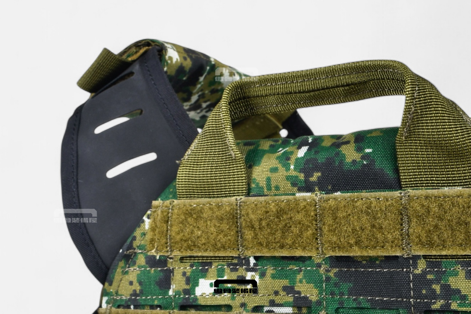 J-TECH 神盾背心的肩帶更適合小骨架的客群,肩帶位子適中不落肩。圖/傲骨戰術裝備屋