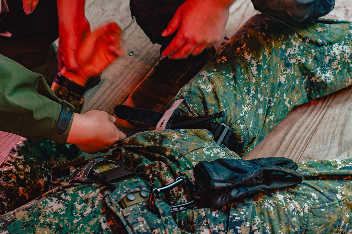 戰術止血帶是軍警消或是一般民眾,都需要認識,以及了解如何使用的救命工具。傲骨裝備屋拍攝