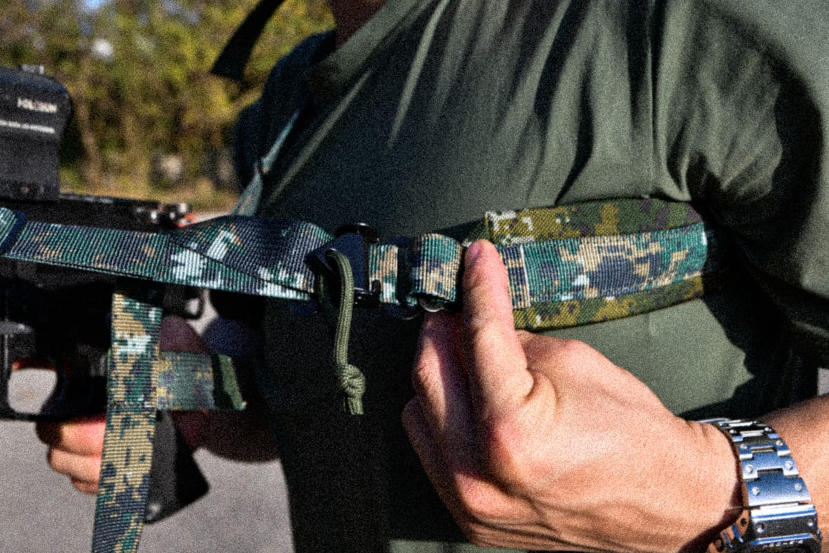 槍背帶拿到怎麼綁?解密「平衡式」與「出槍式」兩大配置邏輯。製圖:傲骨戰術裝備屋