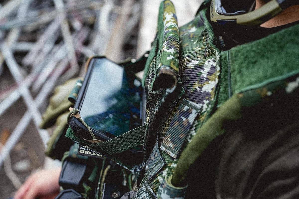 A-TWO 胸掛地圖包:穩固胸前作業平台,提供操作 ATAK、無人機更合適的裝備固定袋選擇。傲骨裝備屋